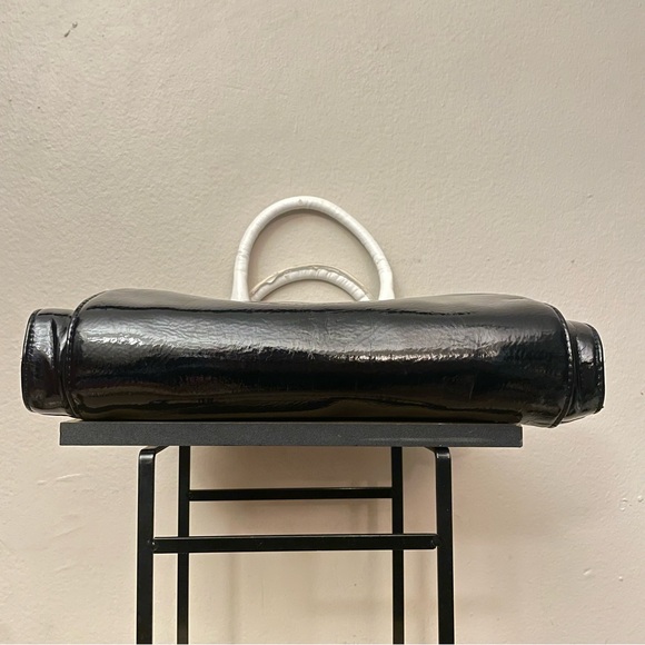 Vintage Y2K Faux Patent Leather Black & White Handbag w Oversized Toggle Pocket - Picture 14 of 16